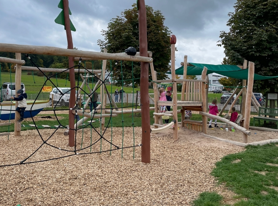 Toller Spielplatz mit Sandkasten, Niederseilgarten, Klettermöglichkeit und Rutschenturm