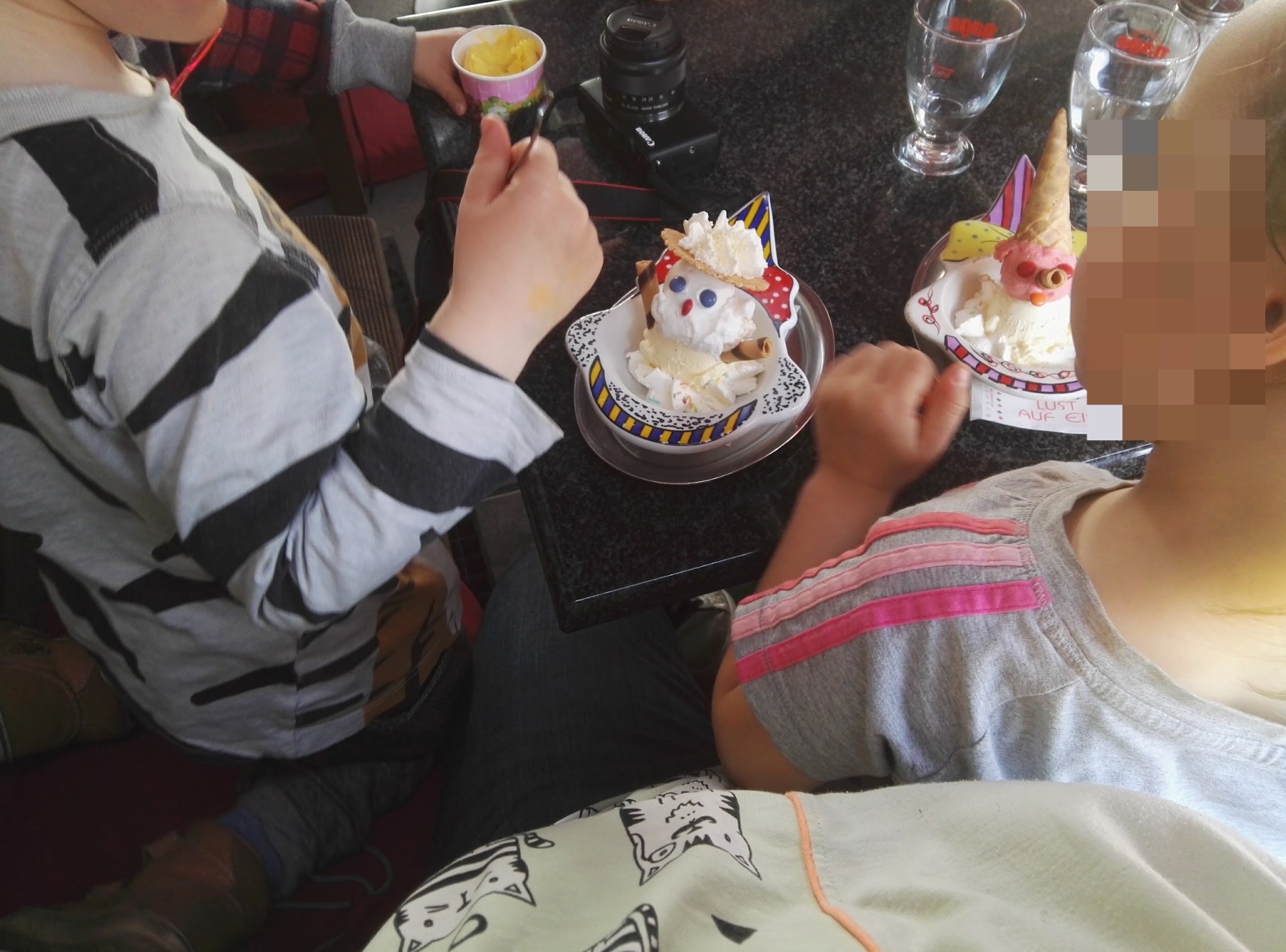 Leckeres Kindereis mit bunten Toppings genießen