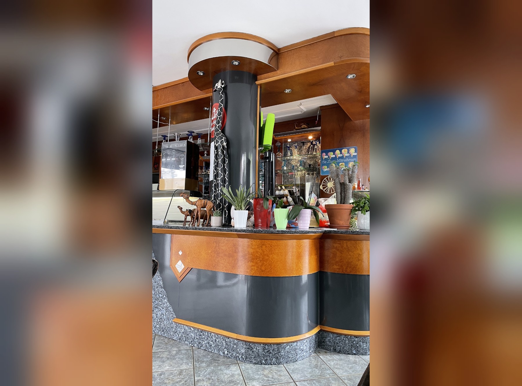 Blick auf die Eistheke im Eiscafé
