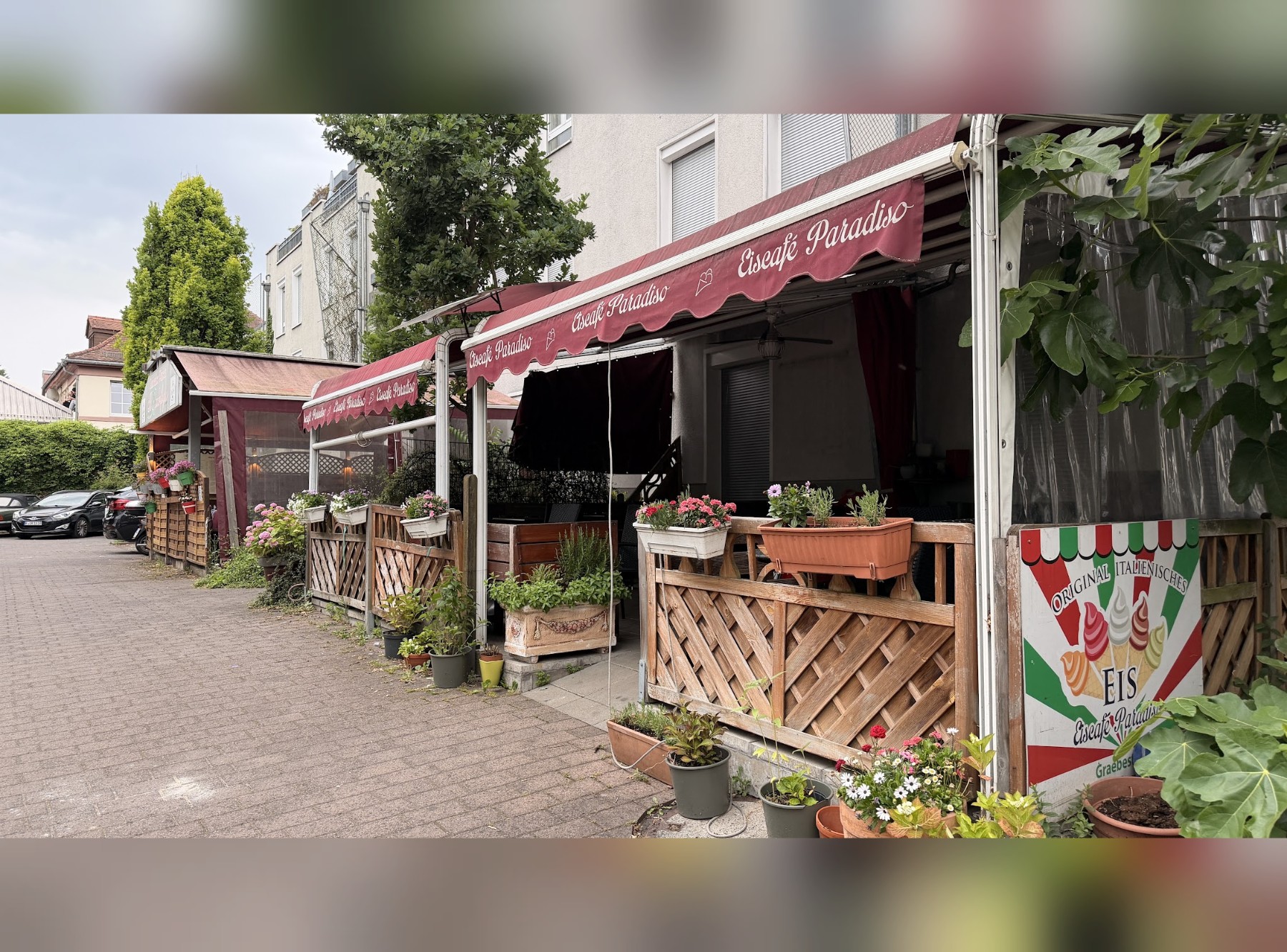 Gemütliches Eiscafé - draußen sitzen im Schatten