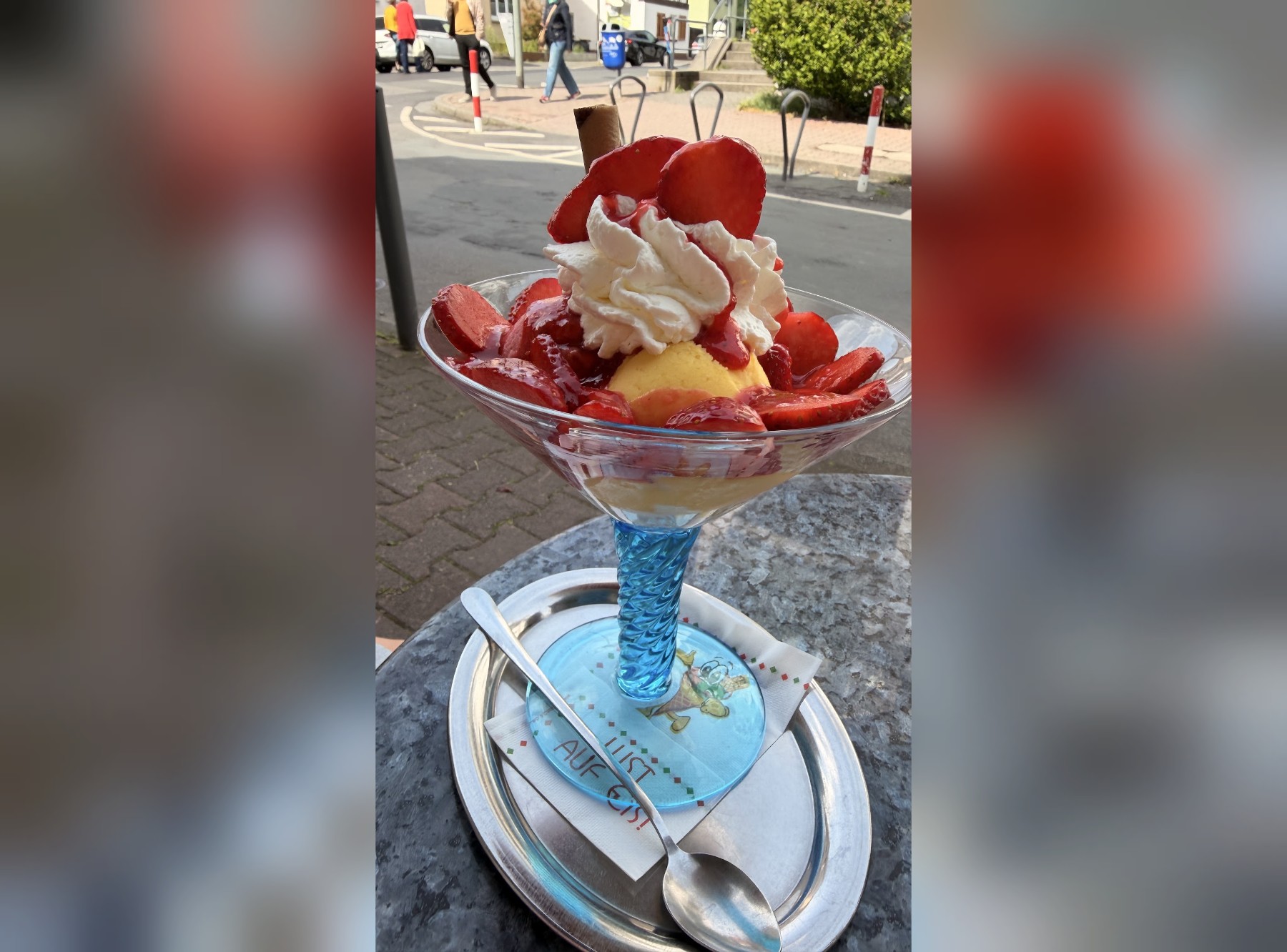 Leckeres Eis mit frischen Erdbeeren genießen